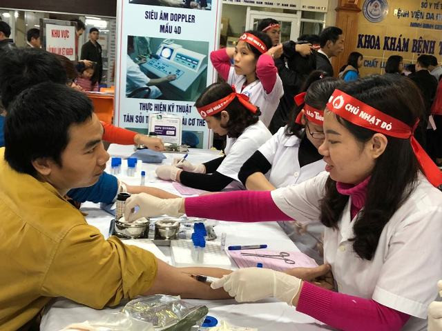 Không khí Chủ Nhật Đỏ rộn ràng tại Ninh Bình