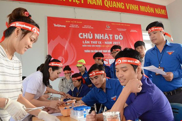 Các bạn trẻ tham gia hiến máu nhân đạo trong ngày hội Chủ nhật đỏ.