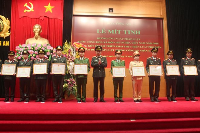 Bộ trưởng Tô Lâm tặng bằng khen cho các tập thể, cá nhân đạt thành tích xuất sắc. Ảnh: CTV