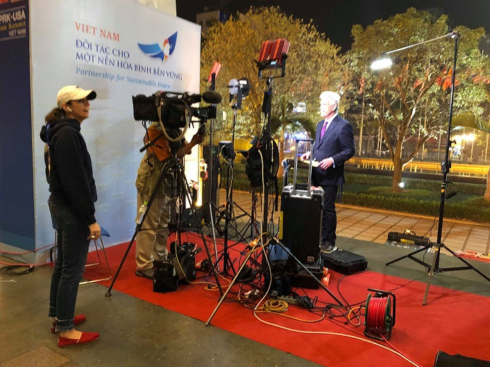 Nhóm phóng viên Fox News đang thực hiện bản tin trực tiếp lúc 11 giờ ( tức 23 giờ Hà Nội). Ảnh: L.A