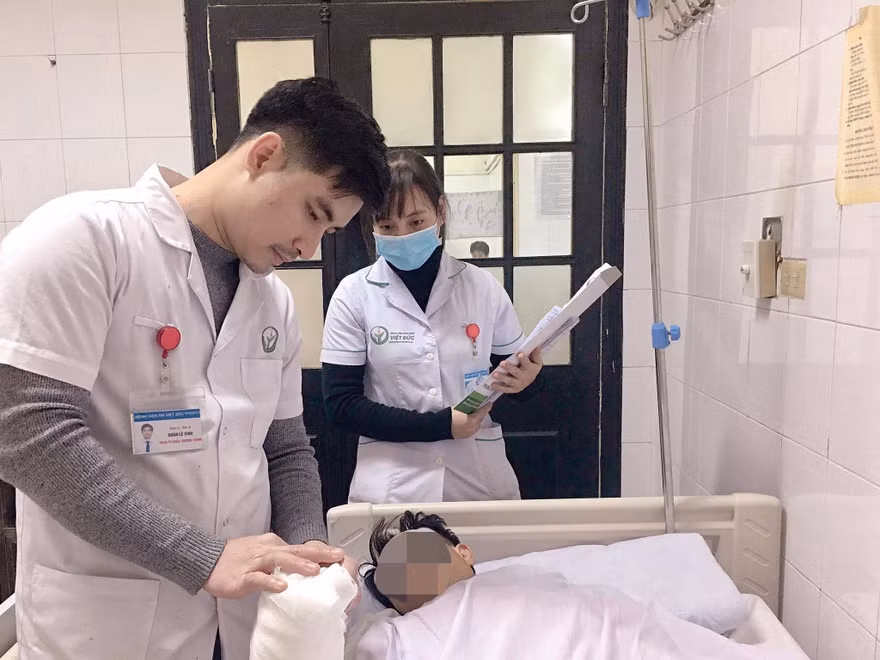 BS khám cho nạn nhân bị thương tích nặng do pháo nổ. Ảnh: BV cung cấp