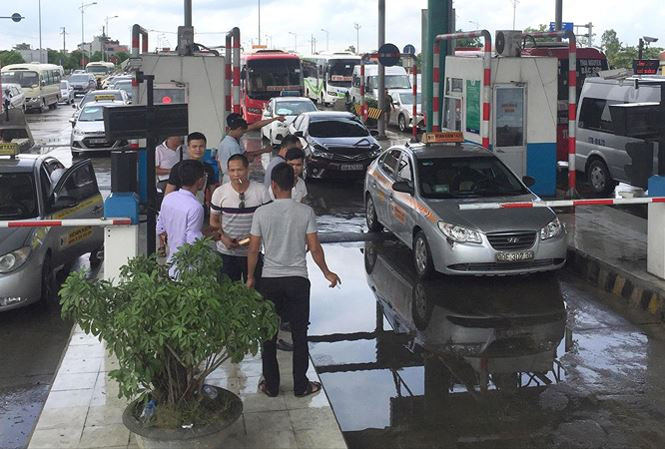 Các tài xế "đóng chốt" ngay Trạm BOT Mỹ Lộc, khiến việc thu phí gián đoạn trong những ngày qua.