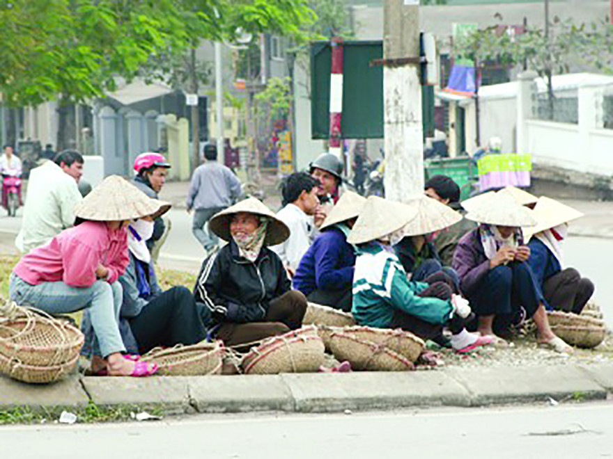 Theo ILO, có 2 tỷ người lao động trong khu vực phi chính thức (chủ yếu ở các nền kinh tế mới nổi và đang phát triển) là nhóm có nguy cơ cao bị tác động tiêu cực bởi dịch COVID-19. Ảnh: Minh Đức.