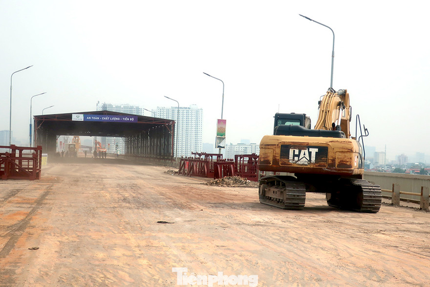 Mặt cầu Thăng Long đã được cào bóc toàn bộ lớp thảm mặt cầu cũ, chuẩn bị thi công lớp mặt cầu mới.