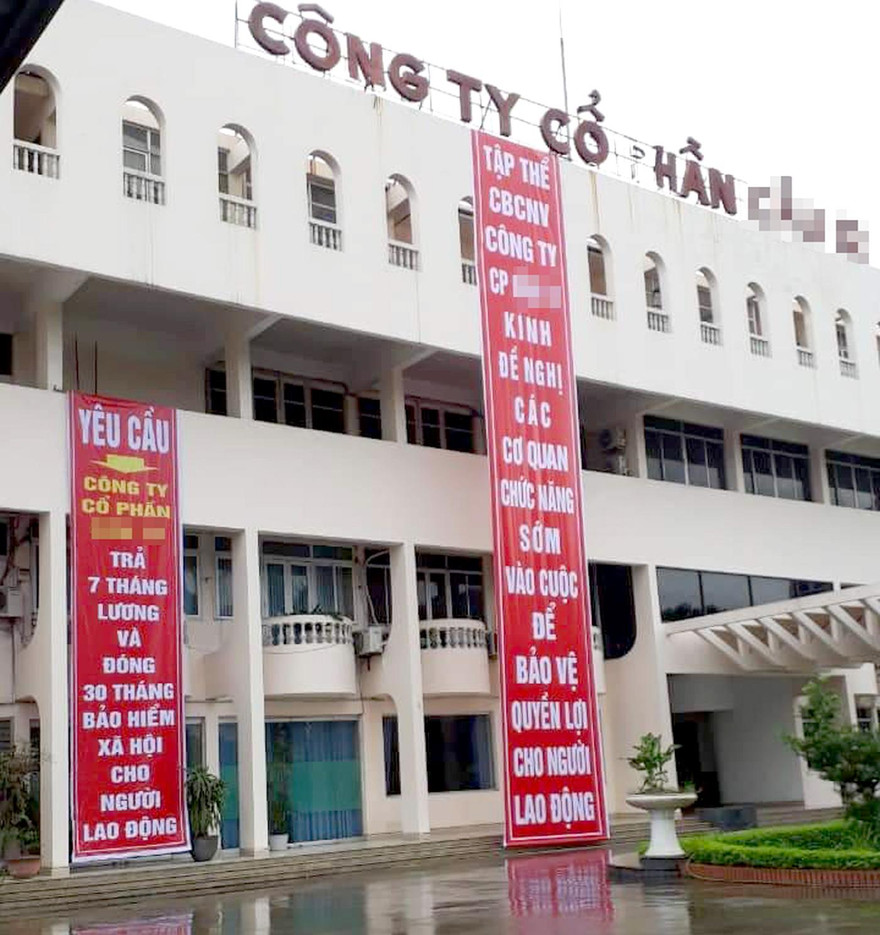 Doanh nghiệp nợ BHXH do khó khăn, phá sản khiến quyền lợi người lao động bị ảnh hưởng. Ảnh người lao động căng băng rôn nợ BHXH tại trụ sở một công ty ở Hà Nội