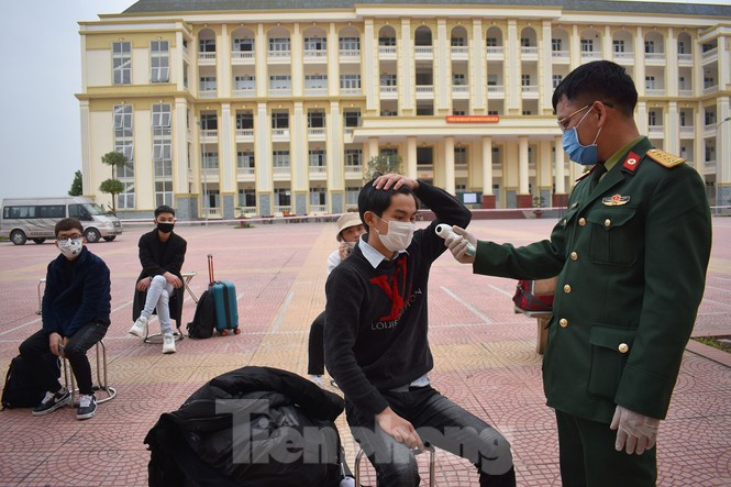  Kiểm tra thân nhiệt công dân tại khu cách ly tập trung ở Hà Nội.