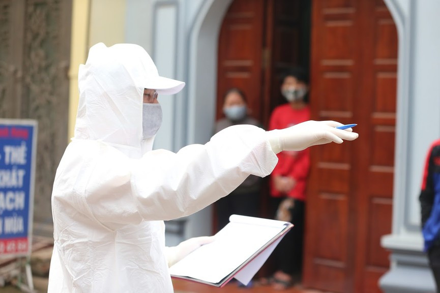 Bộ Y tế đã cử một đội phản ứng nhanh về taij thôn Hạ Lôi để hỗ trợ Hà Nội xử lý ổ dịch COVID-19. Ảnh: Mạnh Thắng
