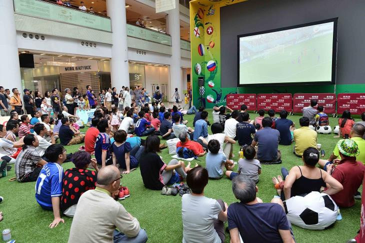 Xem bóng đá liên tục có thể sẽ gây bệnh cho mắt. Ảnh minh họa: Internet