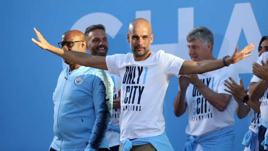 HLV Guardiola chính thức gia hạn với Man City.