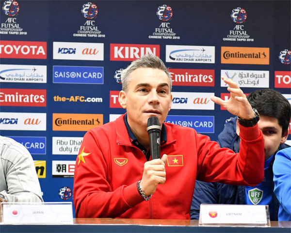 HLV Miguel Rodrigo của ĐT futsal Việt Nam.