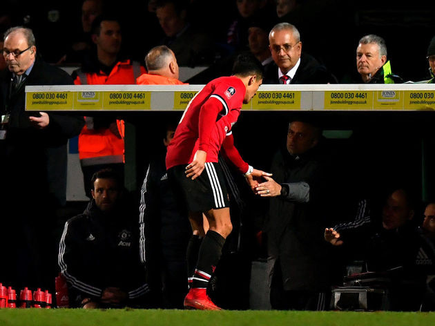 Sanchez vắng mặt ở trận thua Brighton vì chấn thương.