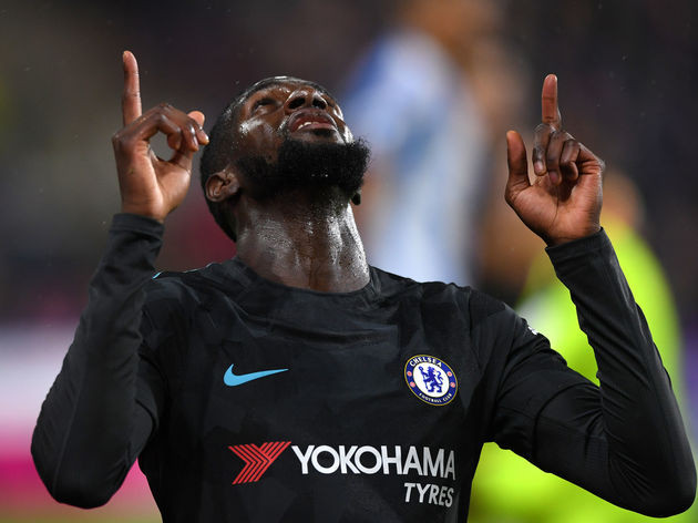 Tiemoue Bakayoko trên đường gia nhập AC Milan.