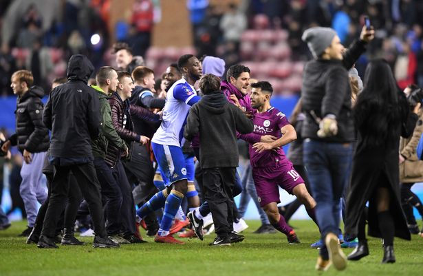 Aguero lao vào tấn công fan Wigan vì bị khiêu khích.