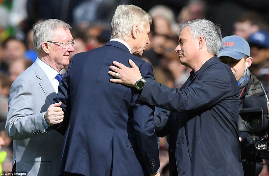 HLV Arsene Wenger bất ngờ vì món quà từ Sir Alex và bầu không khí tại Old Trafford.