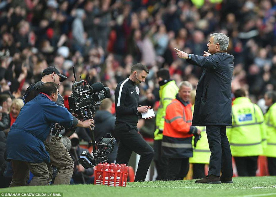 HLV Jose Mourinho thừa nhận M.U thắng may.