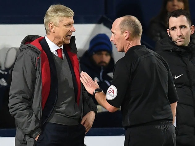 HLV Arsene Wenger và trọng tài Mike Dean.