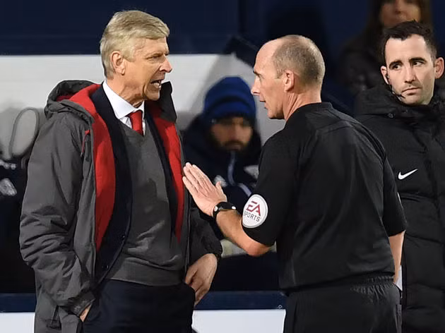 HLV Arsene Wenger và trọng tài Mike Dean.