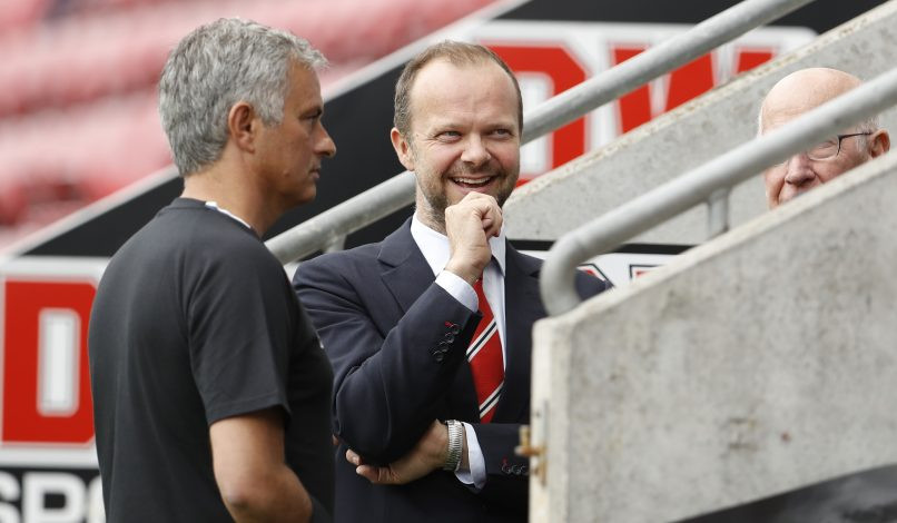 Phó chủ tịch Ed Woodward yêu cầu HLV Jose Mourinho ngừng kế hoạch lôi kéo Alex Sandro.