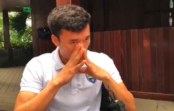 Thủ thành Bùi Tiến Dũng bật khóc khi những kẻ quá khích lăng mạ cha mẹ mình.