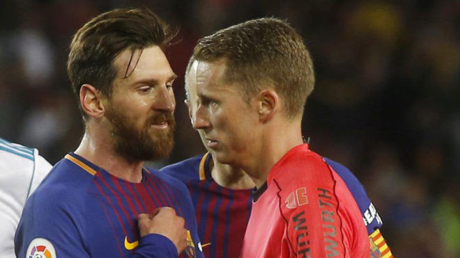 Messi tranh cãi với trọng tài.