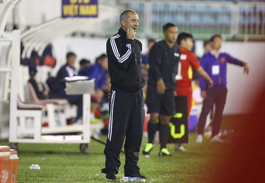 HLV Graechen nói lứa đàn em Công Phượng quá thiếu tự tin để chơi bóng với các đối thủ. 