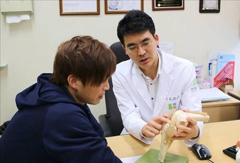 Bác sĩ xem xét chấn thương của Tuấn Anh.