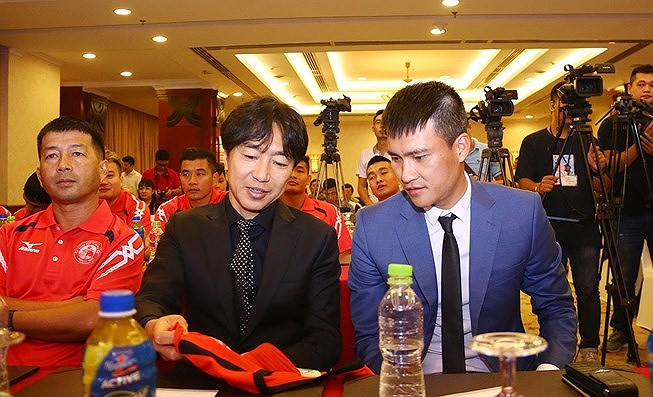 HLV Miura và Công Vinh.
