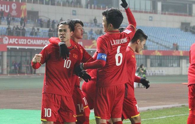 Đồng đội tặng quà đặt biệt cho Công Phượng.