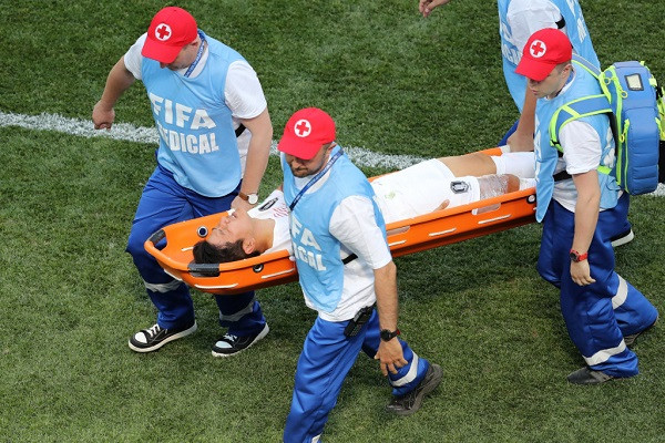 Park Joo-ho phải rời sân trên cáng trong trận đấu với Thụy Điển.