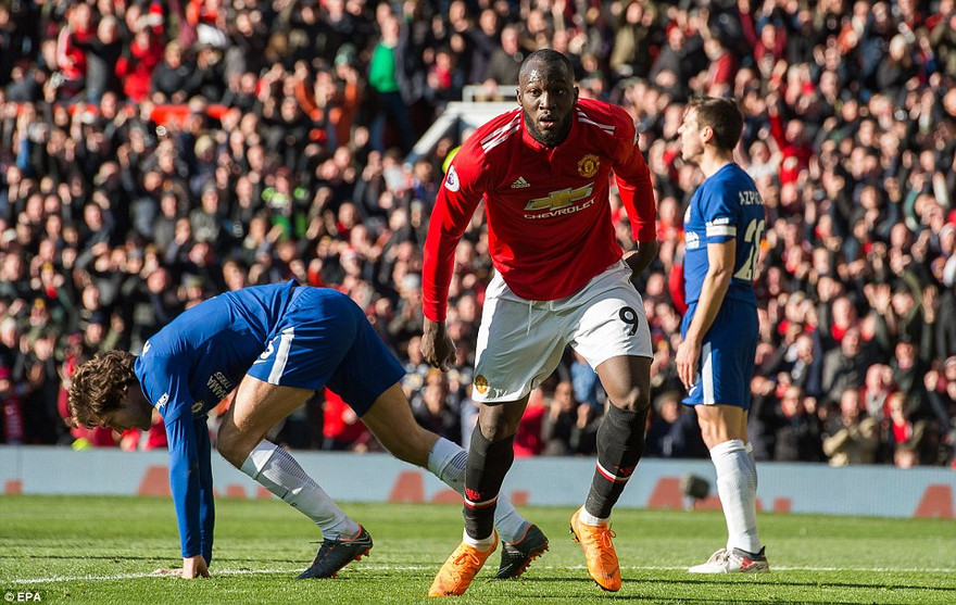 Lukaku thăng hoa giúp M.U đánh bại Chelsea.