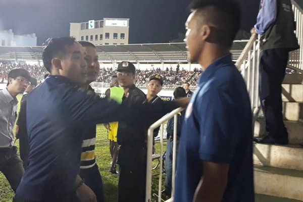 HLV Chu Đình Nghiêm tố bị người của Ban tổ chức dọa đánh.