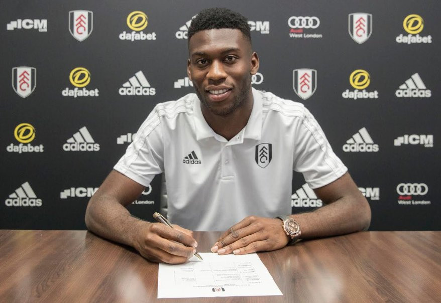 Timothy Fosu-Mensah đã đặt bút ký hợp đồng với Fulham.