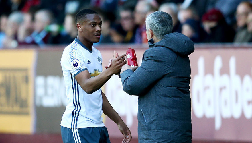 HLV Mourinho đảm bảo tương lai cho Anthony Martial.
