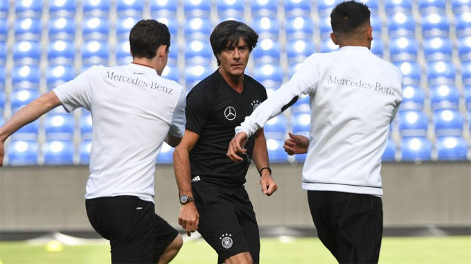 Không chỉ bị cấm sex, các cầu thủ Đức còn phải nói "không" với cả mạng xã hội và đồ uống có cồn.