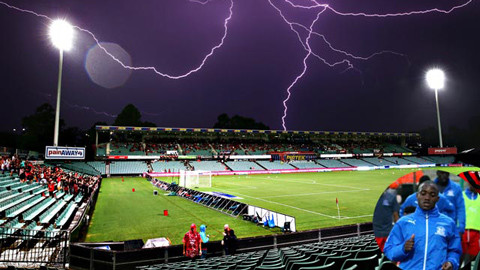 Bản tin thể thao: Cầu thủ nhập viện vì bị sét đánh ngay trên sân