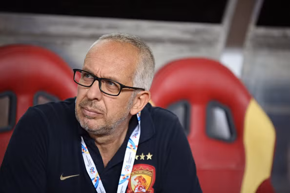 HLV Massimiliano Maddaloni của U23 Trung Quốc.