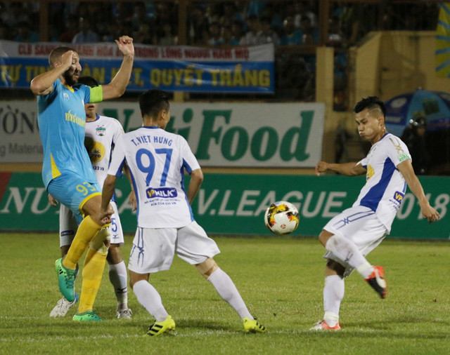 HAGL đánh rơi chiến thắng trước Sanna Khánh Hòa vì quyết định gây tranh cãi của trọng tài.