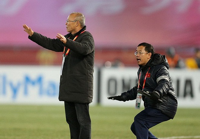 HLV Park Hang Seo và trợ lý.