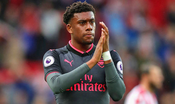 Alex Iwobi tiệc tùng thâu đêm trước trận đấu với Nottingham Forest. 