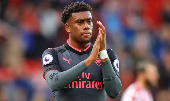 Alex Iwobi tiệc tùng thâu đêm trước trận đấu với Nottingham Forest. 