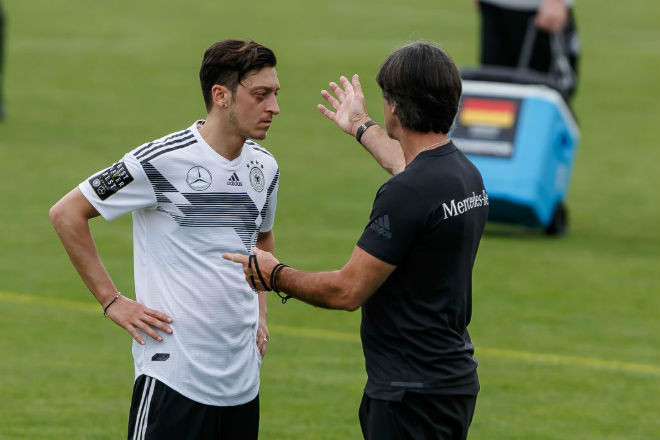 HLV Joachim Loew bất an về Ozil.