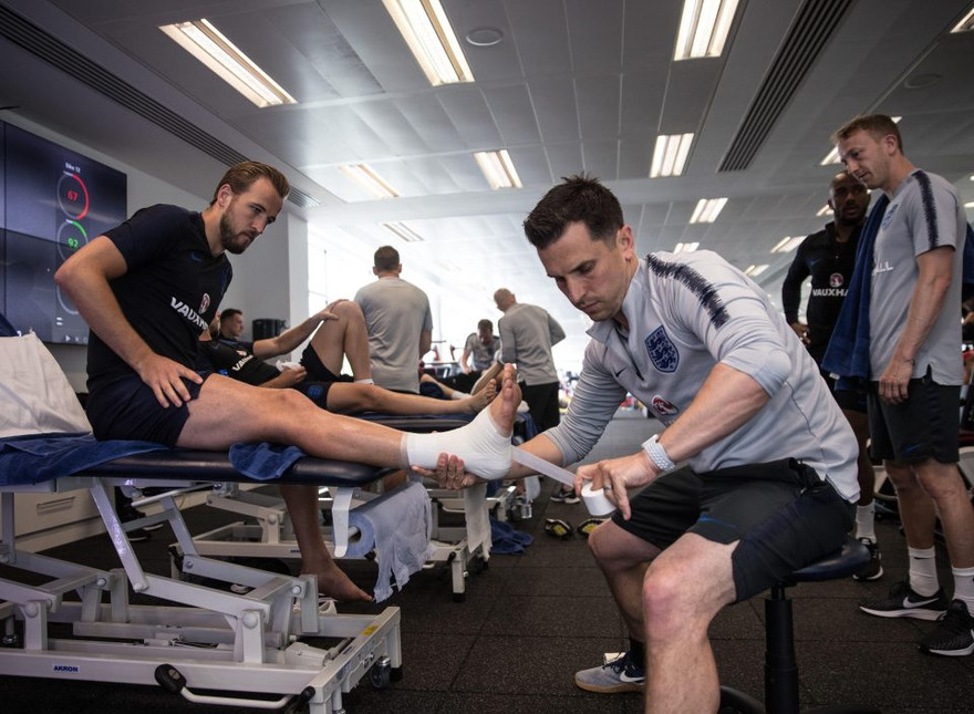 Harry Kane dính chấn thương ở mắt cá chân.