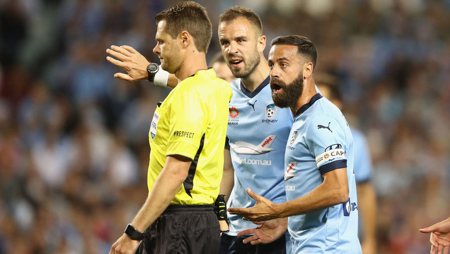 Trọng tài Chris Beath.