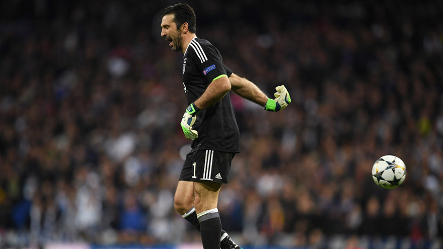 Thủ thành Gianluigi Buffon thất vọng khi chia tay Champions League bằng 1 thẻ đỏ.