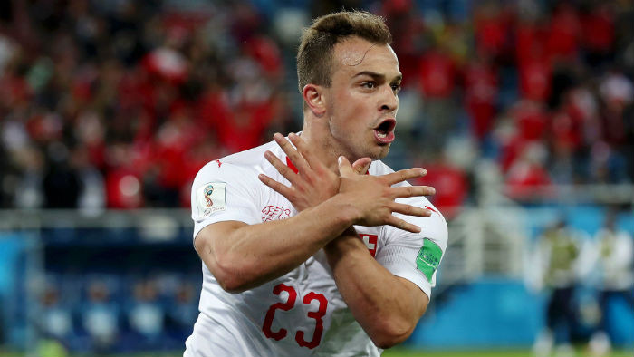 Pha ăn mừng khiến Xherdan Shaqiri gặp rắc rối.