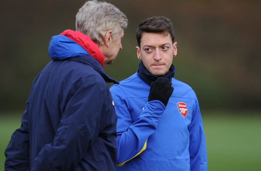 Cầu thủ Arsenal bất mãn vì HLV Wenger quá ưu ái Ozil.