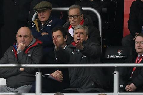 HLV Arsene Wenger thất vọng khi Arsenal thua ngược.