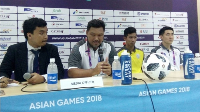 HLV Worrawoot Srimaka của Olympic Thái Lan.