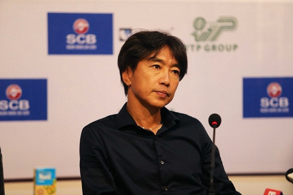 HLV Miura phàn nàn về công tác trọng tài khi CLB TP.HCM thua SHB Đà Nẵng.