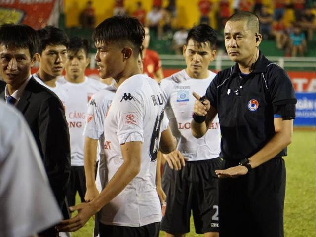 Trọng tài Nguyễn Trọng Thư.